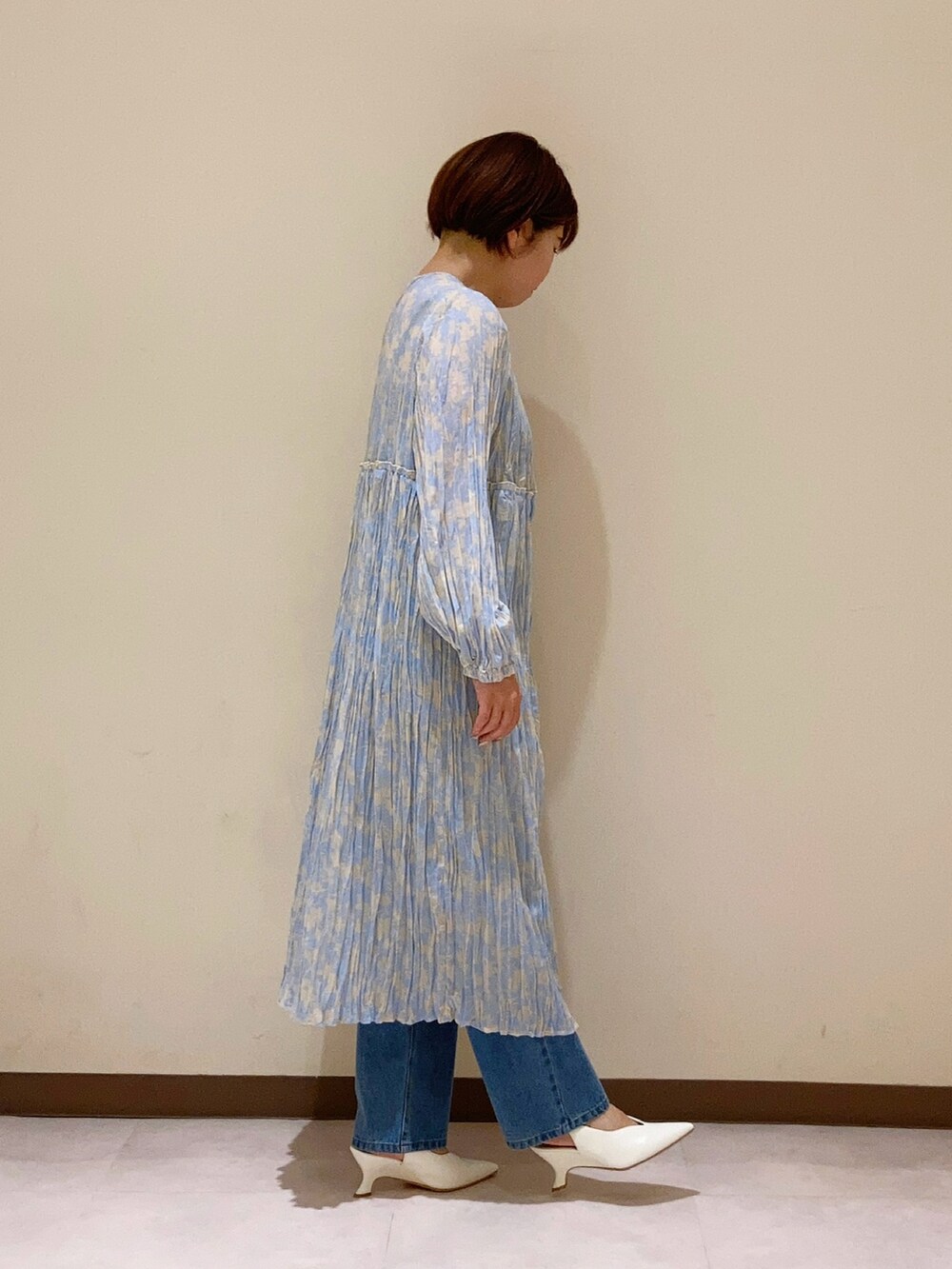 ブルー系のワンピース/ドレスを着用したレディースの春コーディネートの2枚目の写真