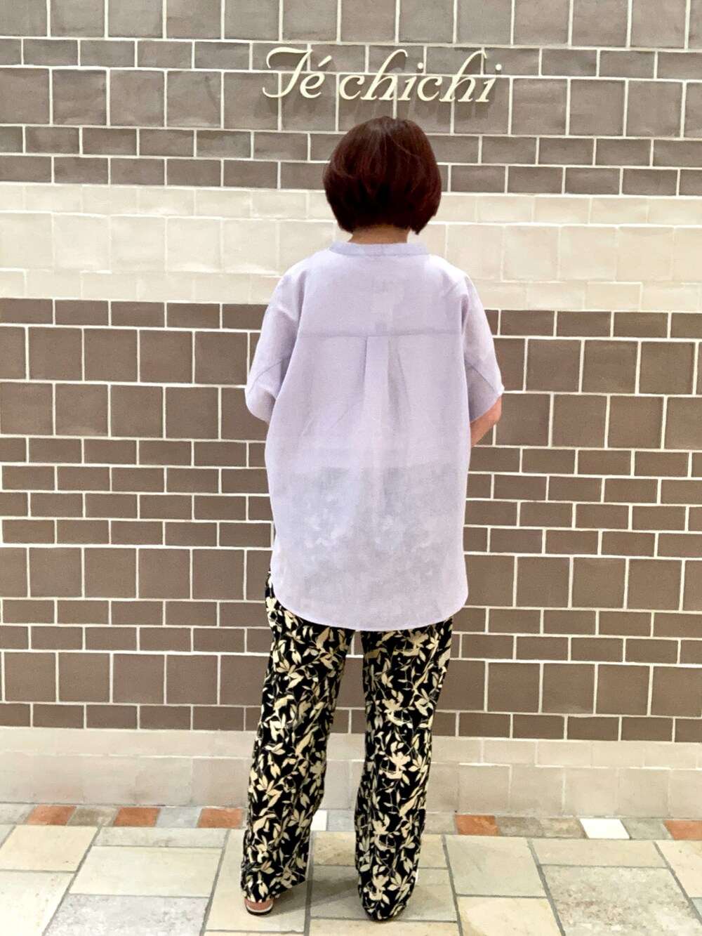 パープル系のシャツ/ブラウス、シルバー系のハンドバッグ、ベージュ系のその他パンツを着用したレディースの春コーディネートの4枚目の写真