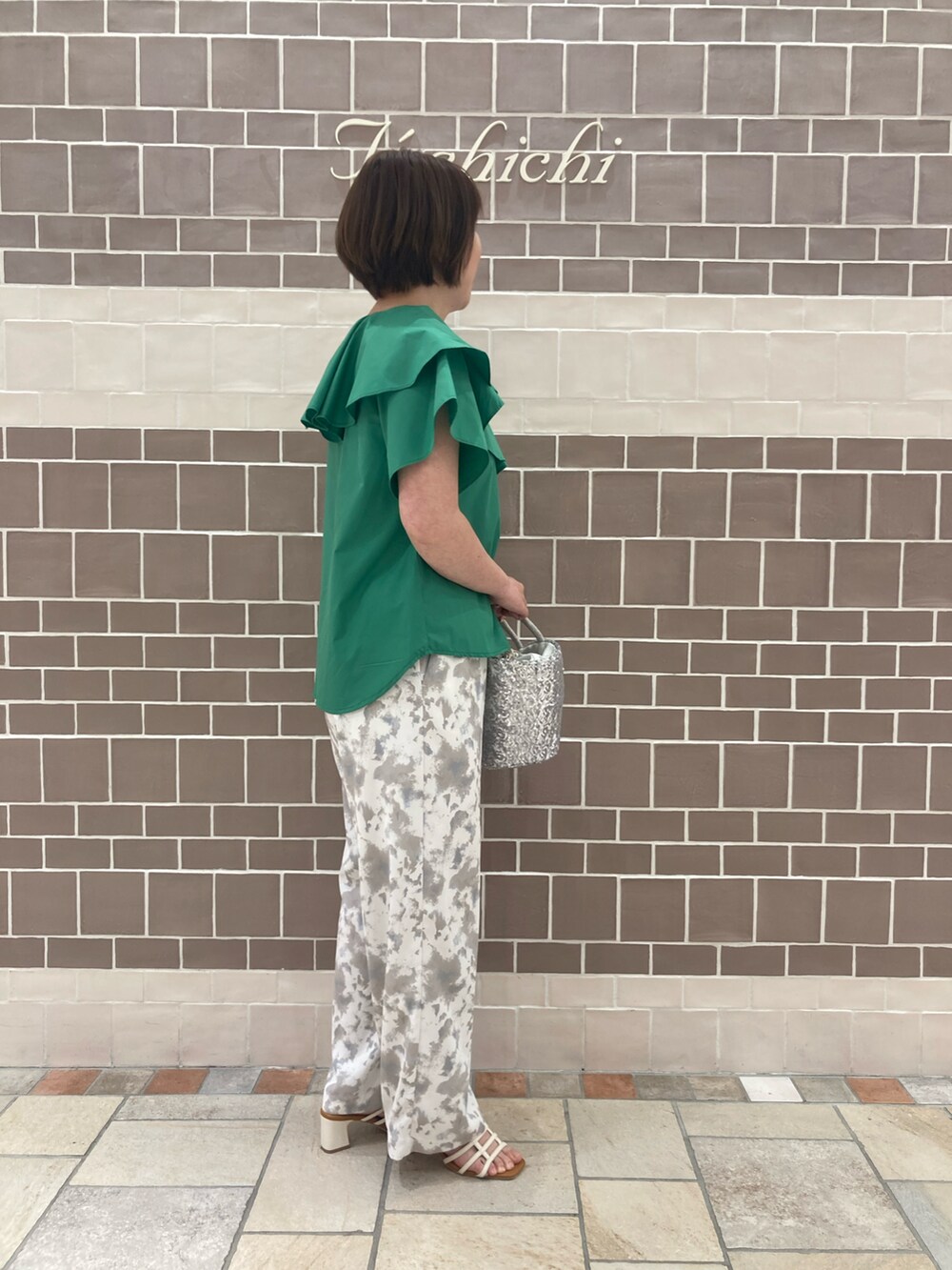 グリーン系のシャツ/ブラウス、シルバー系のハンドバッグ、ベージュ系のその他パンツを着用したレディースの春コーディネートの4枚目の写真