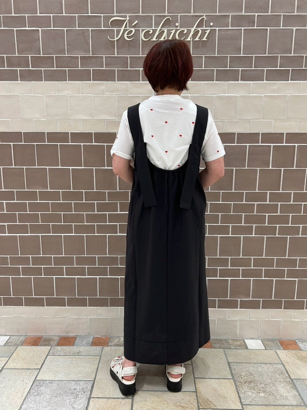 ブラック系のワンピース/ドレス、レッド系のTシャツ/カットソー、シルバー系のハンドバッグを着用したレディースの春コーディネートの4枚目の写真