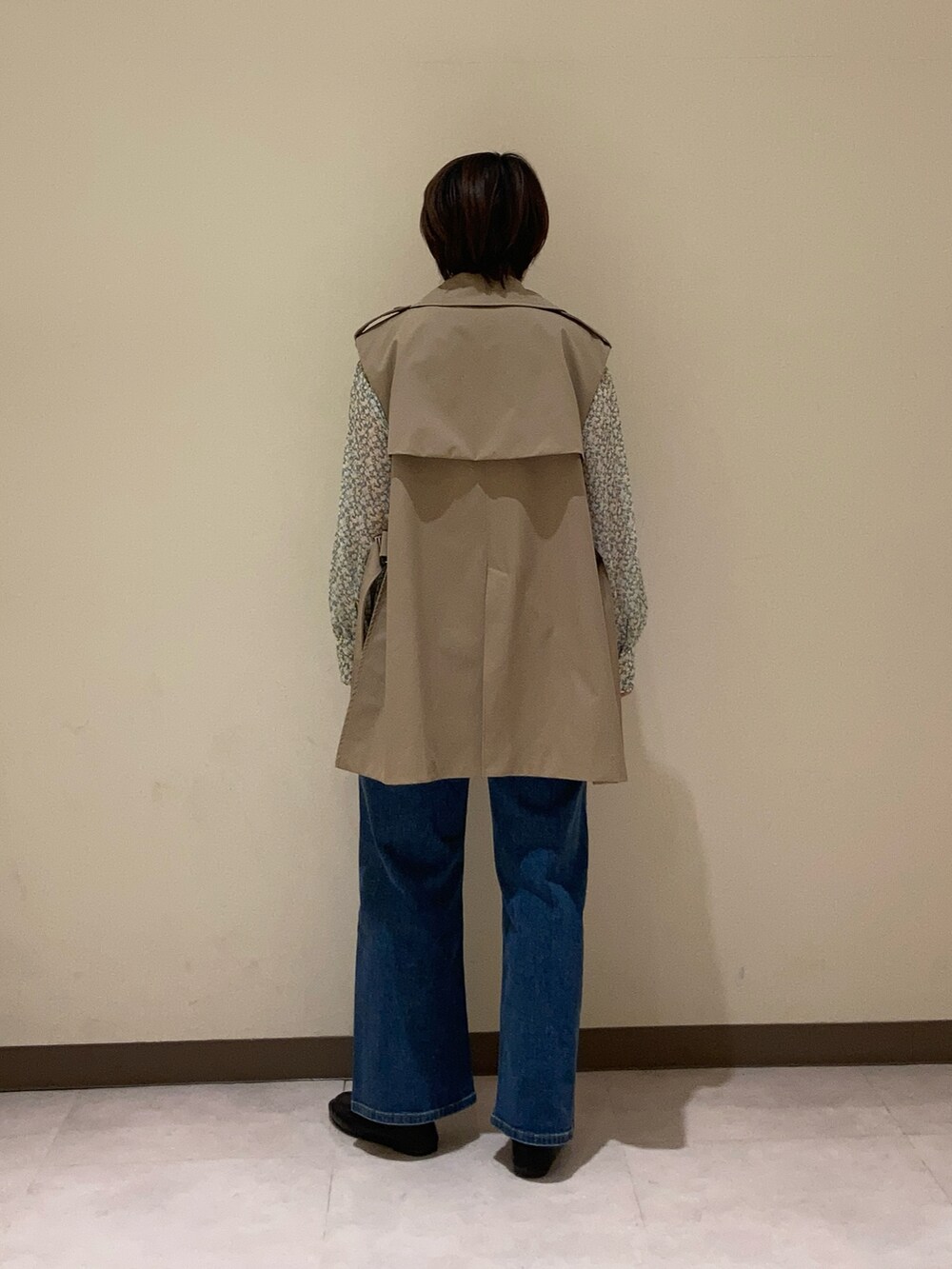 イエロー系のシャツ/ブラウス、ブルー系のデニムパンツを着用したレディースの冬コーディネートの3枚目の写真