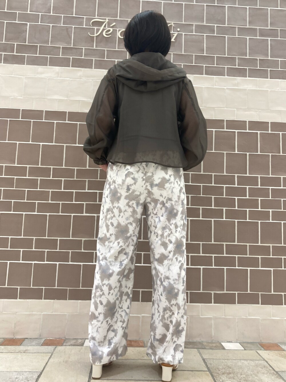 ブラウン系のシャツ/ブラウス、ベージュ系のその他パンツ、ホワイト系のサンダルを着用したレディースの春コーディネートの2枚目の写真