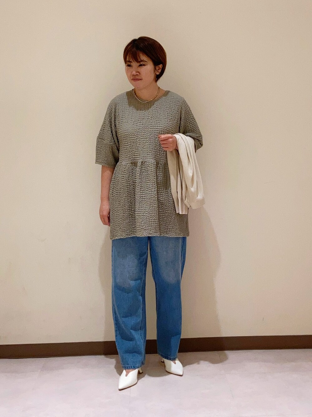 ベージュ系のカーディガン/ボレロを着用したレディースの春コーディネートの3枚目の写真