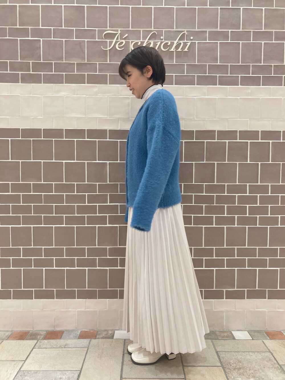 ホワイト系のTシャツ/カットソー、ホワイト系のブーツを着用したレディースの秋コーディネートの2枚目の写真