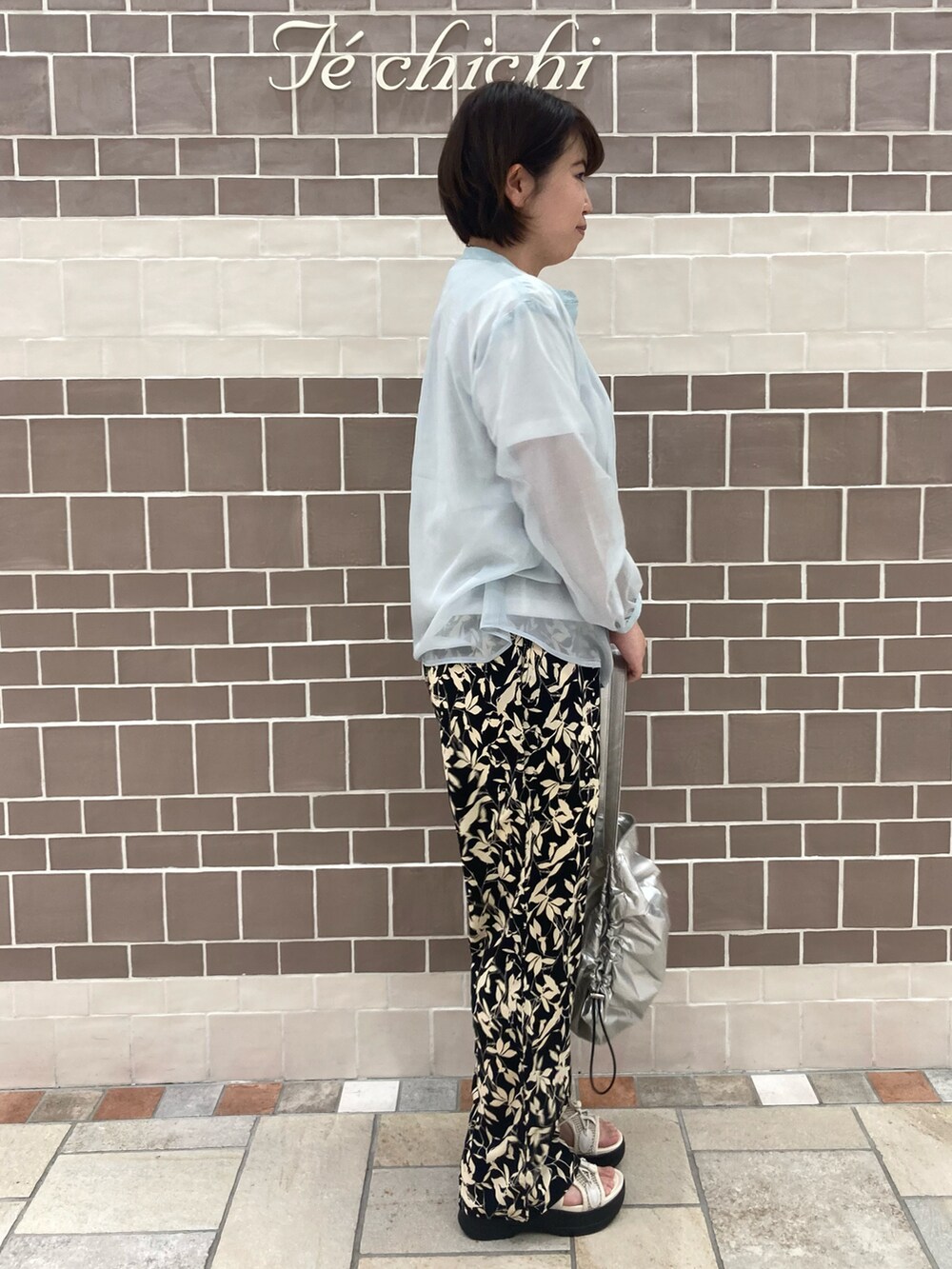 ベージュ系のその他パンツ、ホワイト系のTシャツ/カットソー、ブルー系のシャツ/ブラウスを着用したレディースの春コーディネートの4枚目の写真