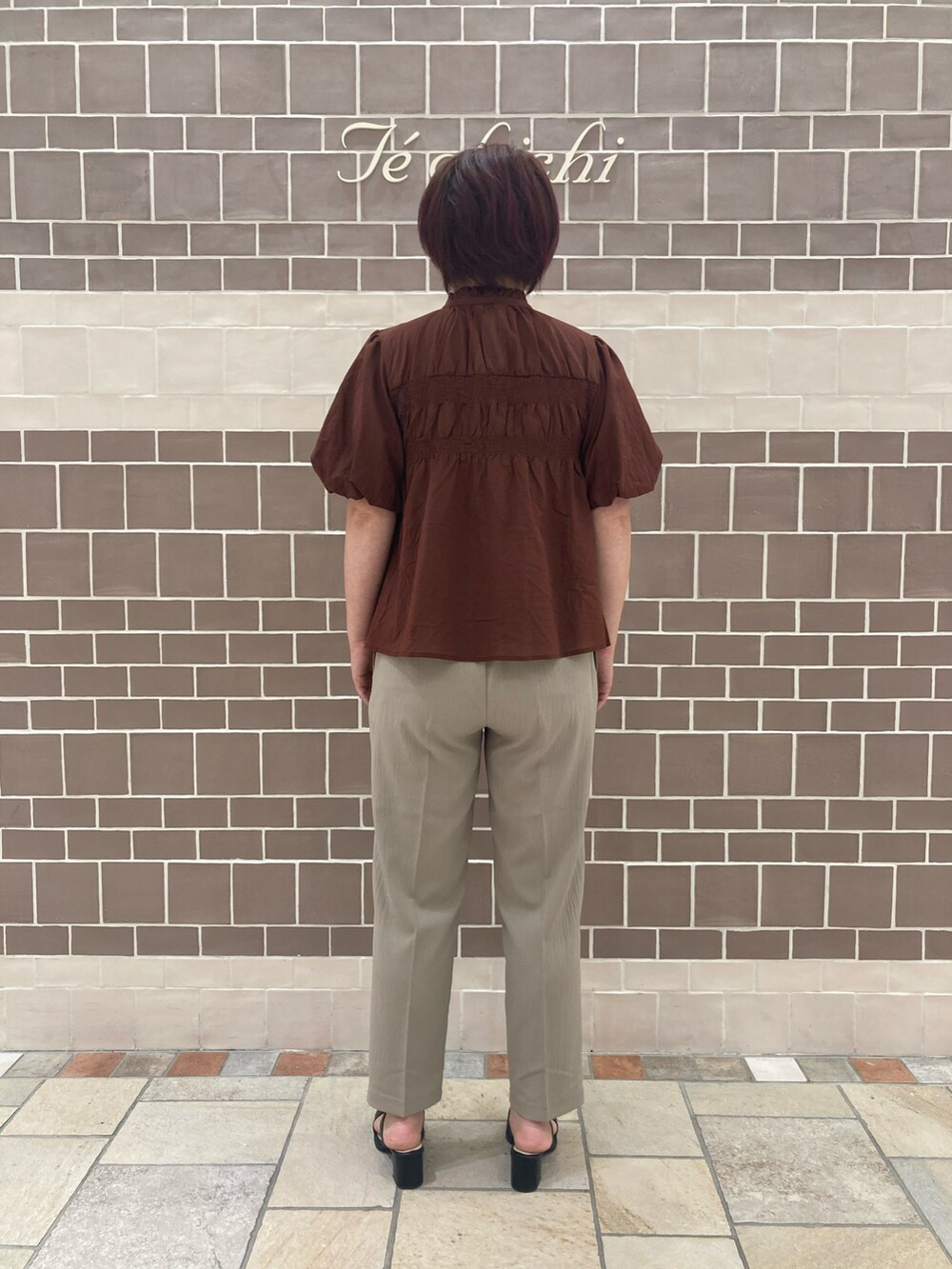 ブラウン系のシャツ/ブラウス、ベージュ系のその他パンツ、ブラック系のサンダルを着用したレディースの夏コーディネートの3枚目の写真