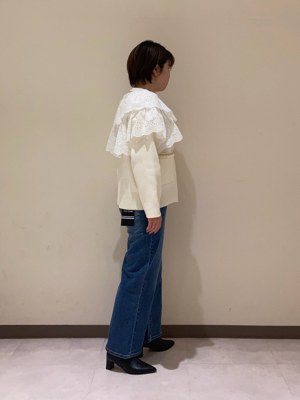 ホワイト系のカーディガン/ボレロを着用したレディースの冬コーディネートの2枚目の写真