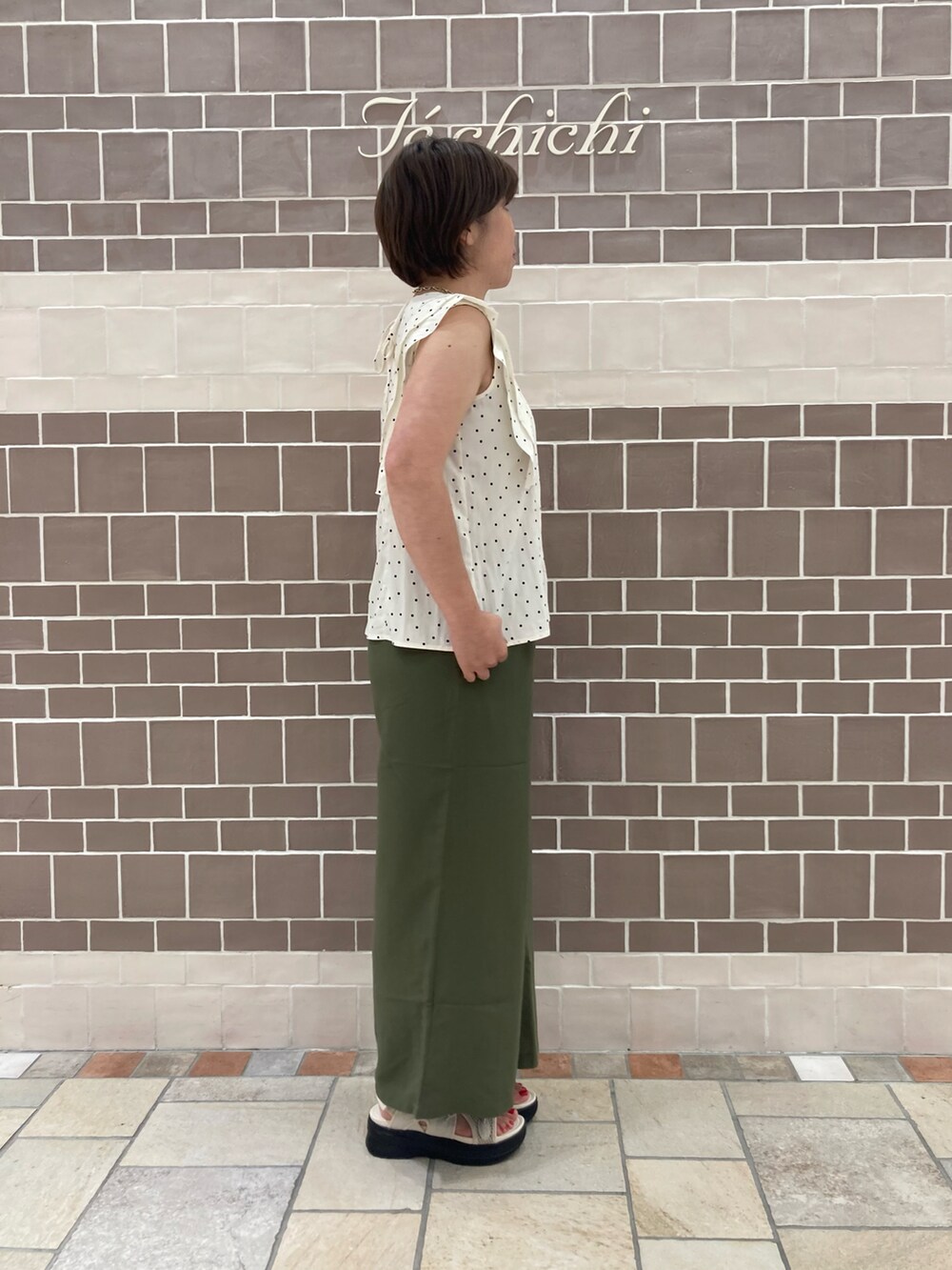 ホワイト系のシャツ/ブラウス、グリーン系のその他パンツを着用したレディースの夏コーディネートの3枚目の写真