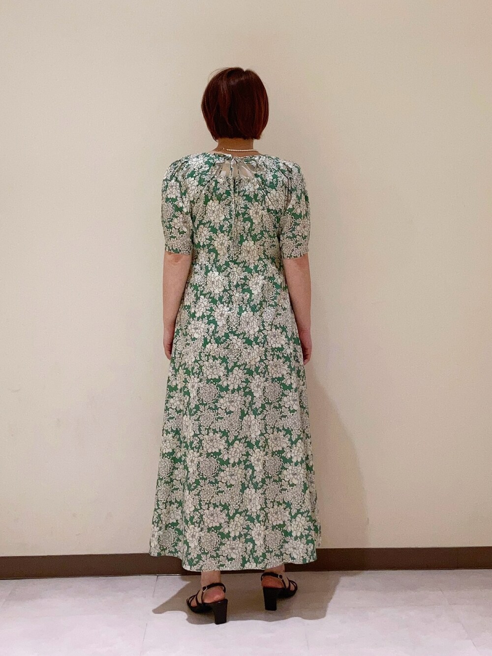 グリーン系のワンピース/ドレス、ブラウン系のサンダルを着用したレディースの春コーディネートの3枚目の写真