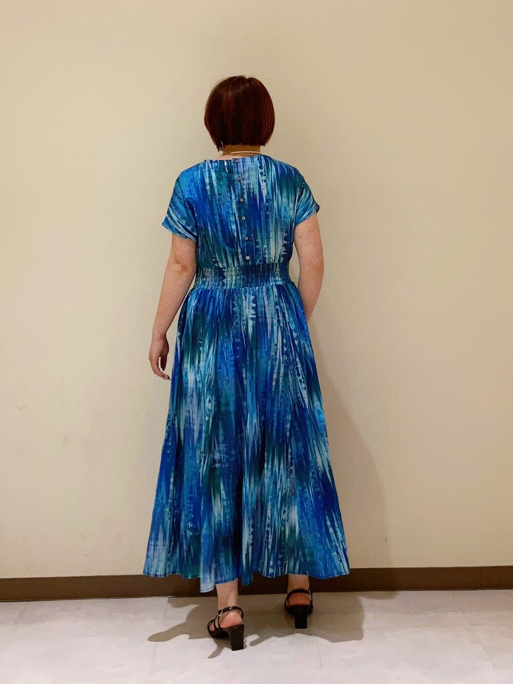 ブルー系のワンピース/ドレスを着用したレディースの春コーディネートの4枚目の写真