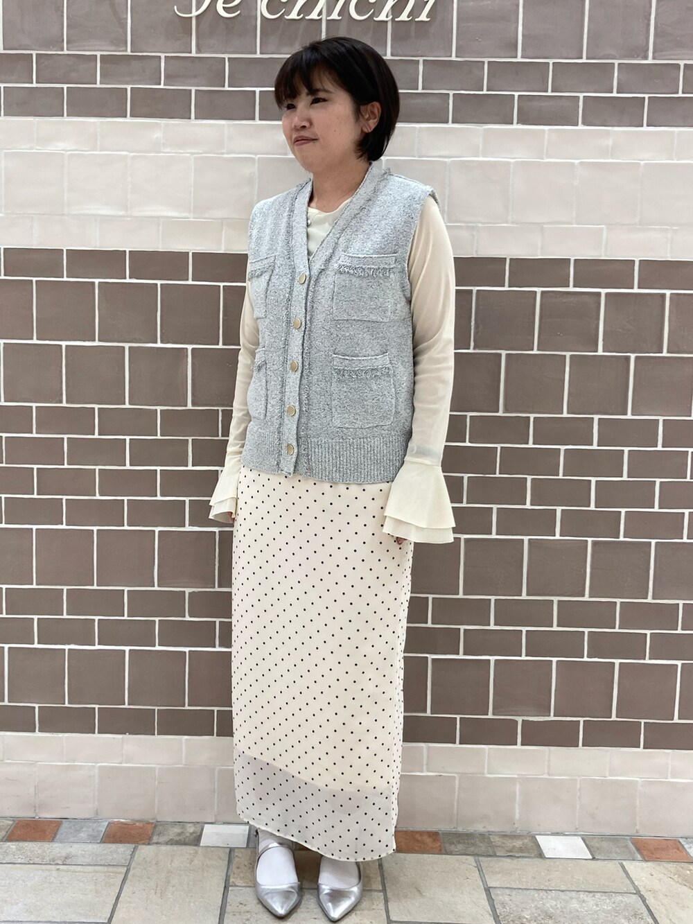 「テチチ(Te chichi)、ツイート調ベスト、ドット柄スカート、新作コーデ、大人かわいい、綺麗めコーデ」｜「Te chichiの【松井愛莉着用】袖フレアシアーカットチュールTOPS（Tシャツ/カットソー、ホワイト系）」を使った、　あいか🧸さん（レディース・159cm）の春コーディネートの2枚目の写真
