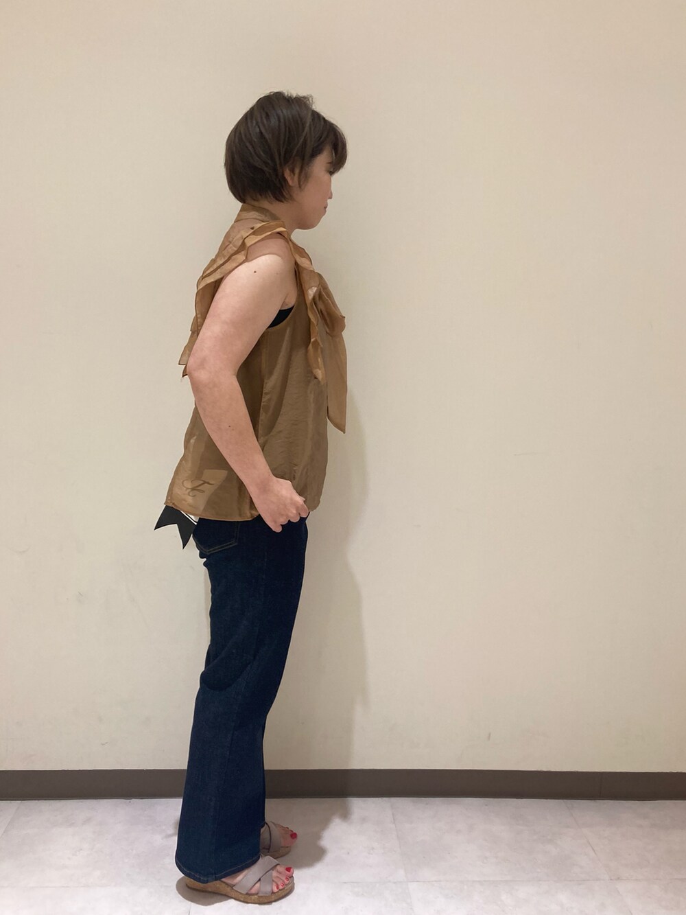 ブラウン系のシャツ/ブラウス、その他のデニムパンツを着用したレディースの夏コーディネートの3枚目の写真