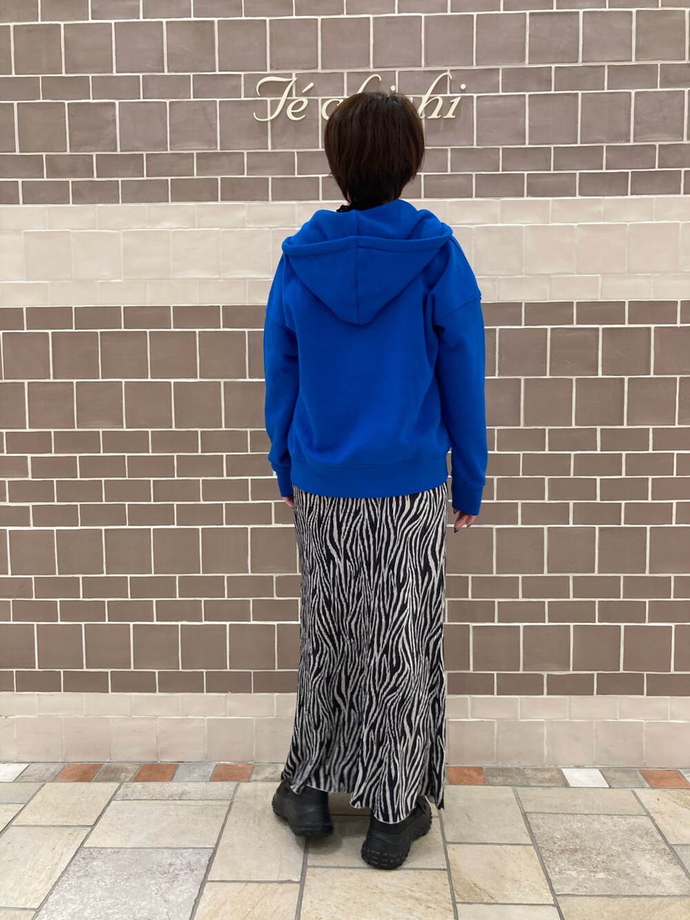 ブルー系のTシャツ/カットソーを着用したレディースの冬コーディネートの3枚目の写真