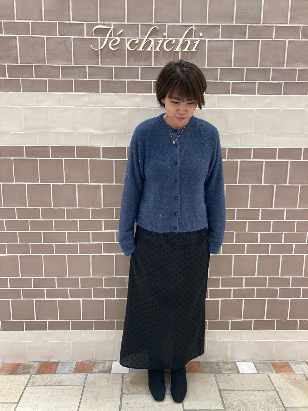 ブラック系のスカート、ブルー系のカーディガン/ボレロを着用したレディースの冬コーディネートの2枚目の写真