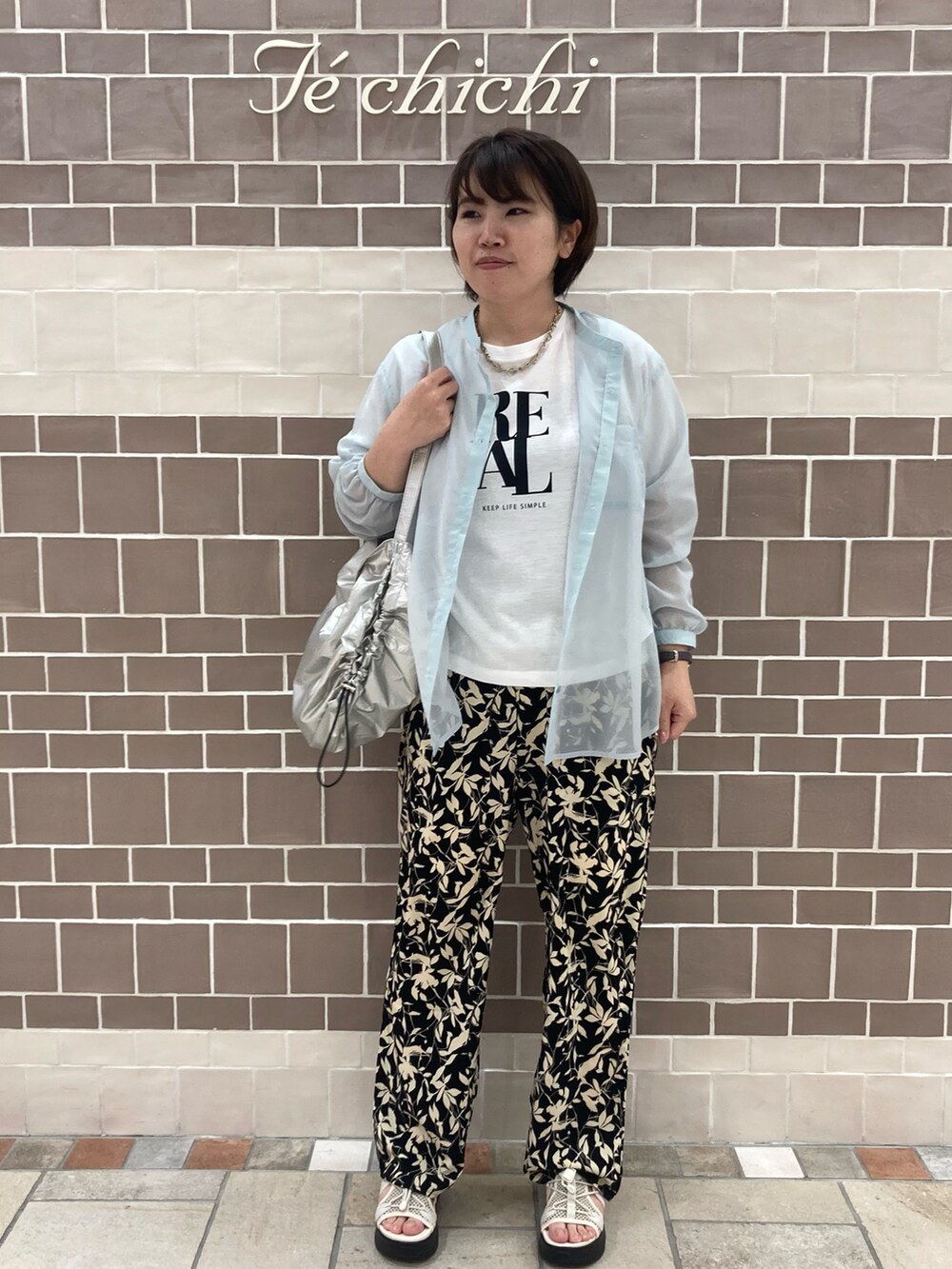 ベージュ系のその他パンツ、ホワイト系のTシャツ/カットソー、ブルー系のシャツ/ブラウスを着用したレディースの春コーディネートの2枚目の写真