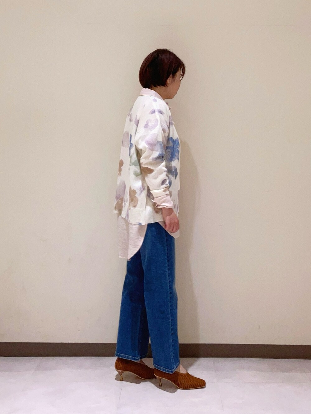 ホワイト系のカーディガン/ボレロ、ピンク系のシャツ/ブラウス、ブラウン系のパンプスを着用したレディースの春コーディネートの2枚目の写真