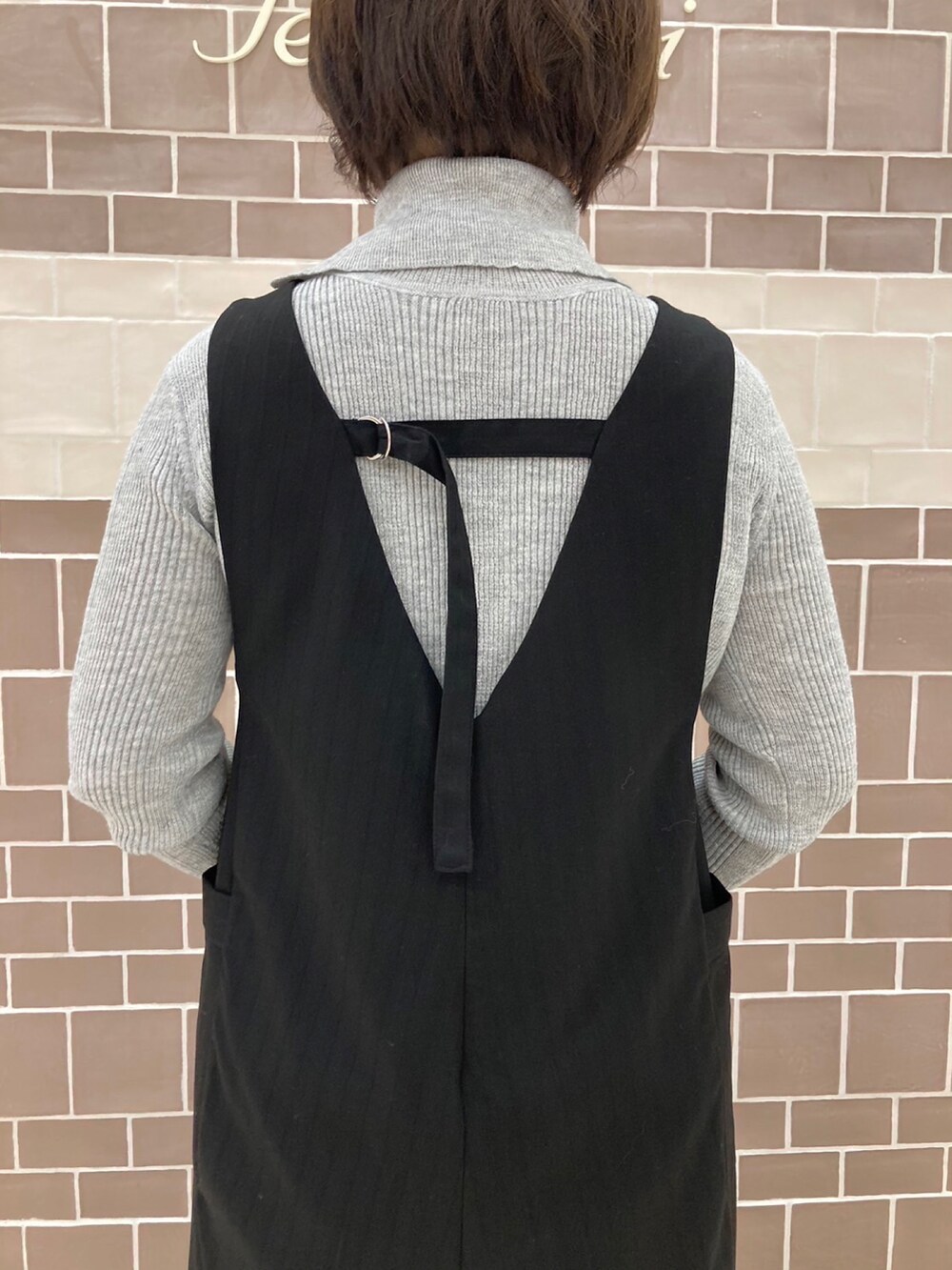 イエロー系のハンドバッグを着用したレディースの秋コーディネートの4枚目の写真