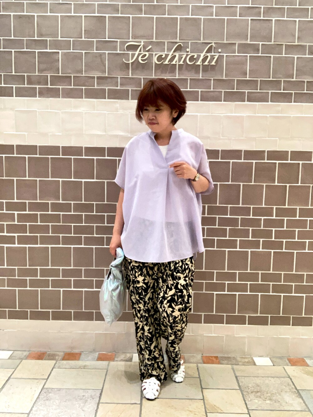 パープル系のシャツ/ブラウス、シルバー系のハンドバッグ、ベージュ系のその他パンツを着用したレディースの春コーディネートの2枚目の写真