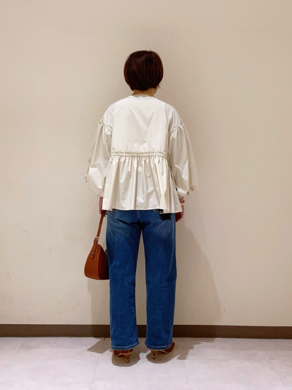 ホワイト系のジャケット/アウターを着用したレディースの春コーディネートの4枚目の写真