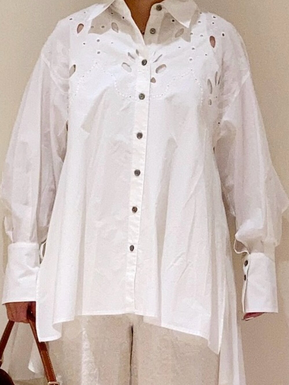 ホワイト系のシャツ/ブラウス、ホワイト系のパンツを着用したレディースの冬コーディネートの5枚目の写真