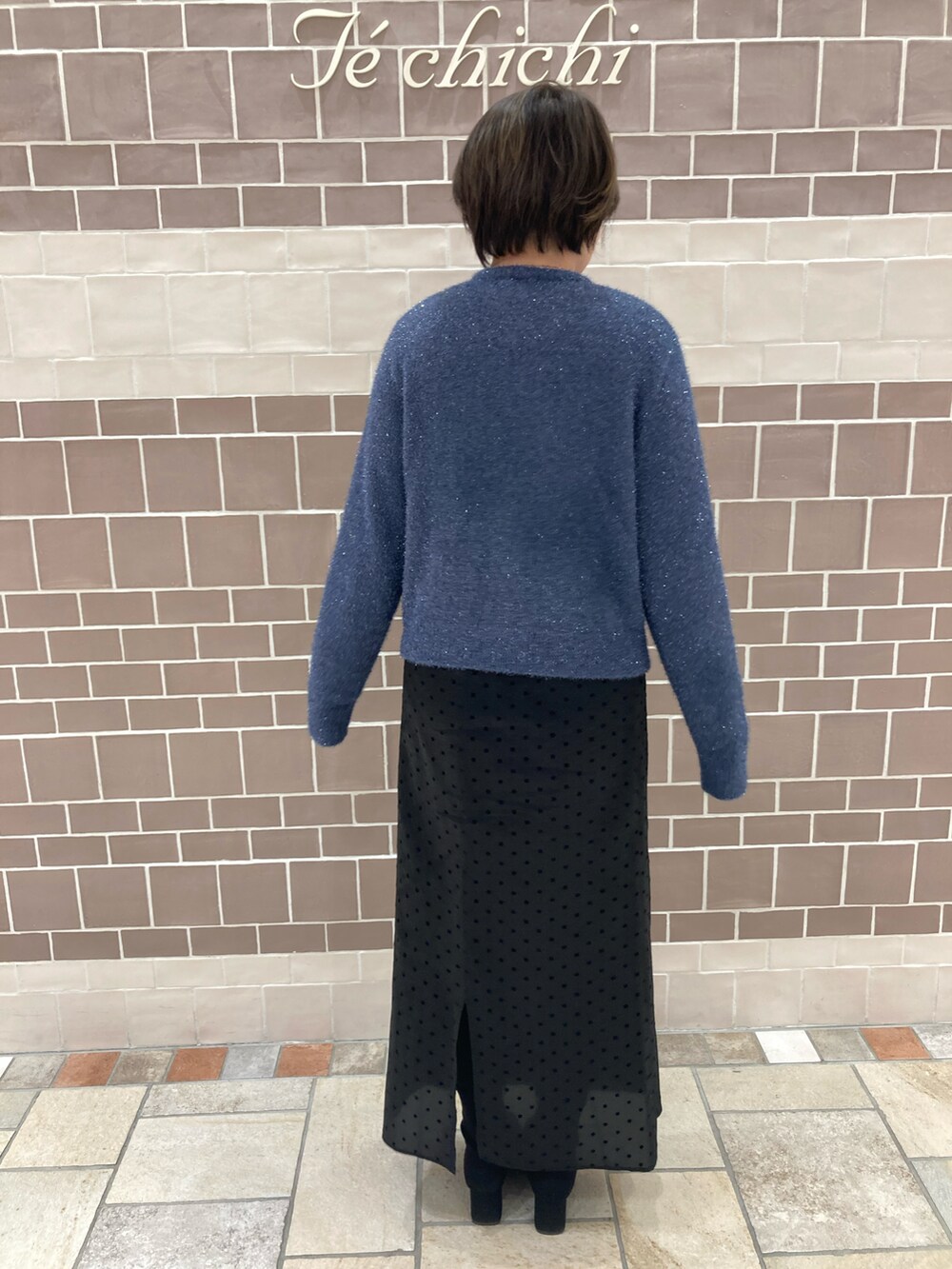 ブラック系のスカート、ブルー系のカーディガン/ボレロを着用したレディースの冬コーディネートの4枚目の写真