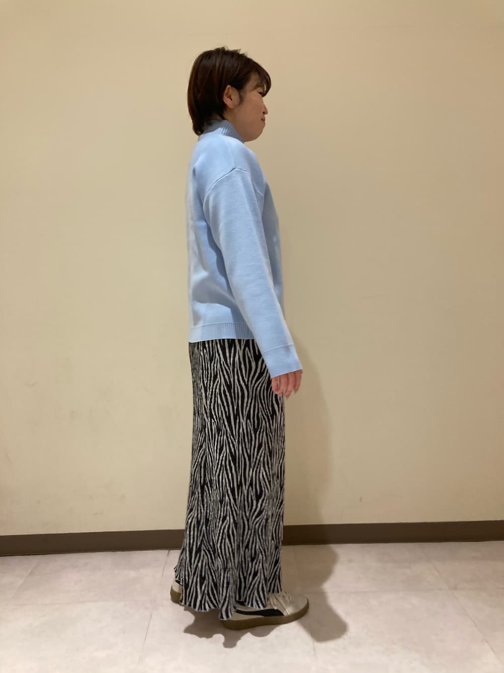 ブルー系のニット/セーター、ブラック系のスカートを着用したレディースの冬コーディネートの3枚目の写真