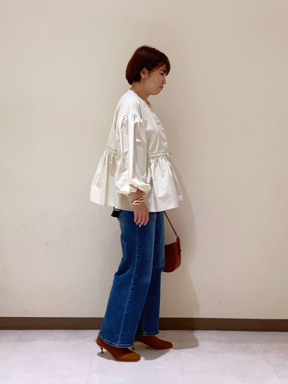 ホワイト系のジャケット/アウターを着用したレディースの春コーディネートの2枚目の写真