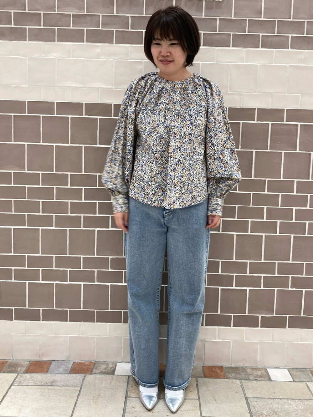 ブラック系のシャツ/ブラウス、ブルー系のデニムパンツ、シルバー系のパンプスを着用したレディースの春コーディネートの2枚目の写真