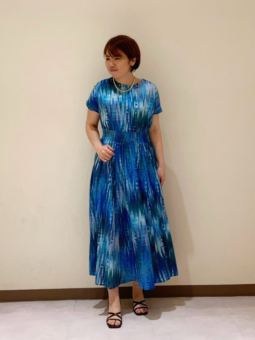 ブルー系のワンピース/ドレスを着用したレディースの春コーディネートの2枚目の写真