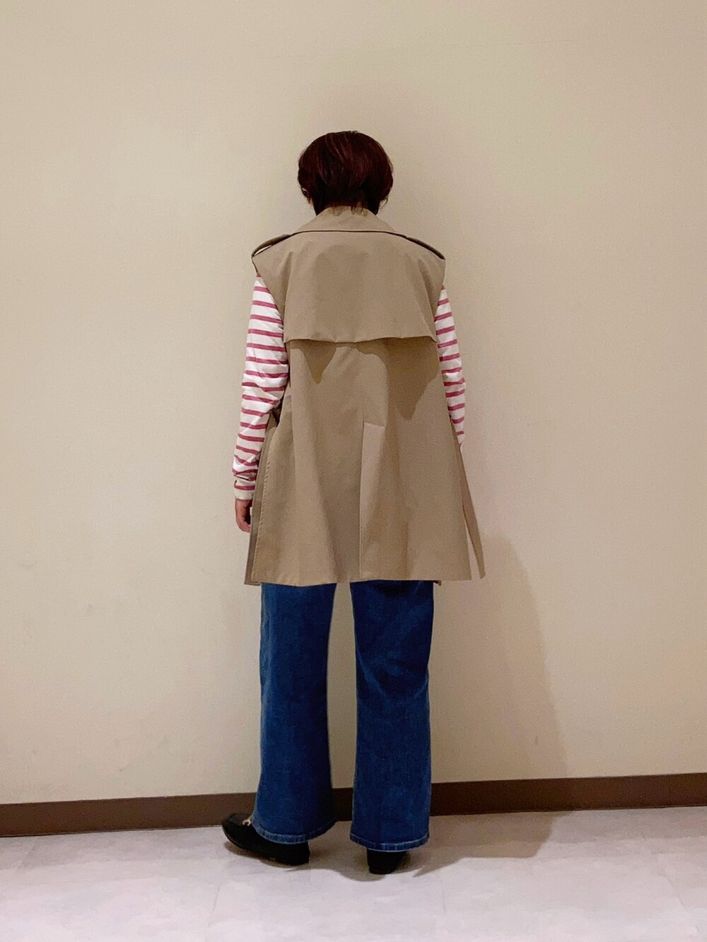 ピンク系のTシャツ/カットソー、ベージュ系のベストを着用したレディースの冬コーディネートの4枚目の写真