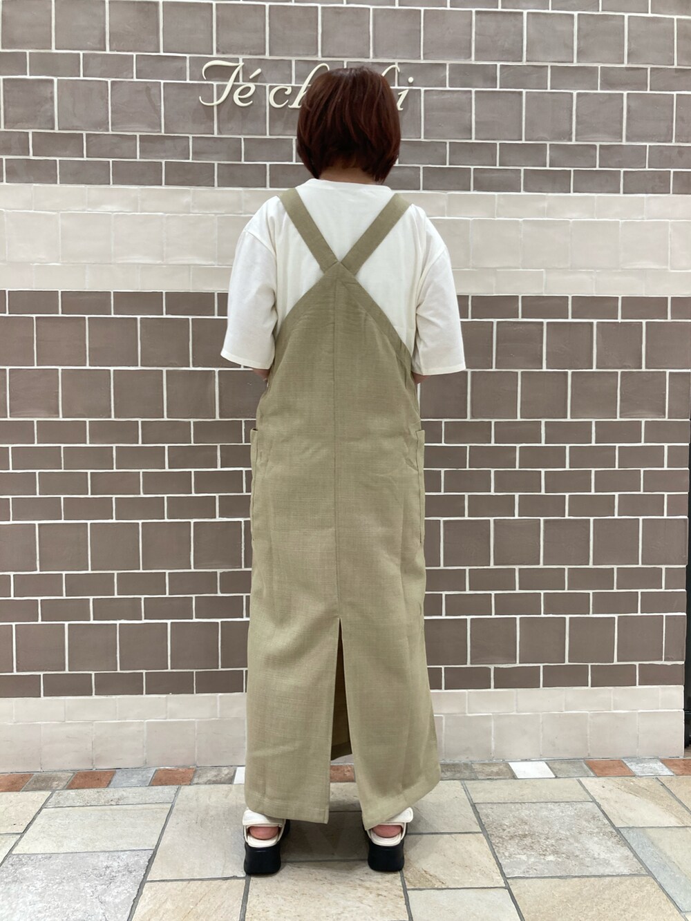 ベージュ系のワンピース、ホワイト系のTシャツ/カットソーを着用したレディースの夏コーディネートの4枚目の写真