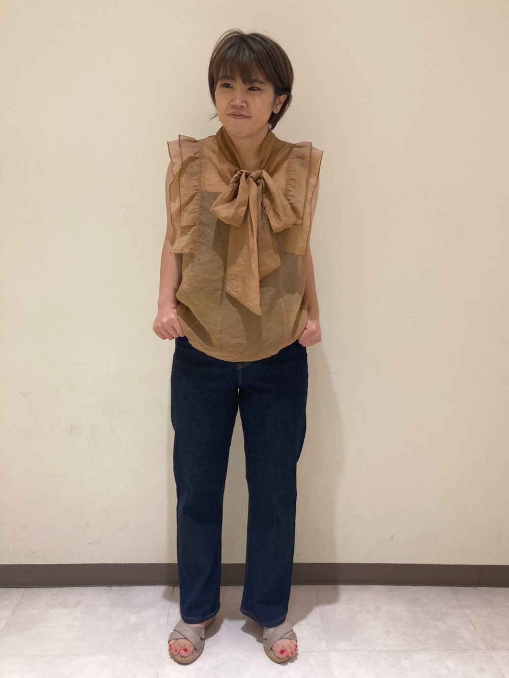 ブラウン系のシャツ/ブラウス、その他のデニムパンツを着用したレディースの夏コーディネートの2枚目の写真
