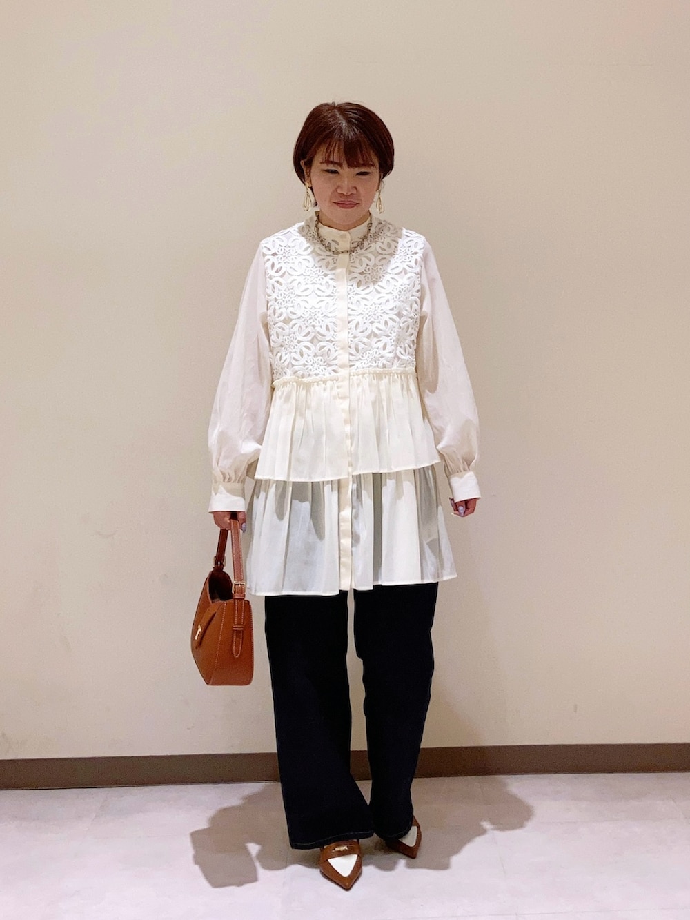 ホワイト系のシャツ/ブラウス、ブルー系のデニムパンツを着用したレディースの冬コーディネートの2枚目の写真