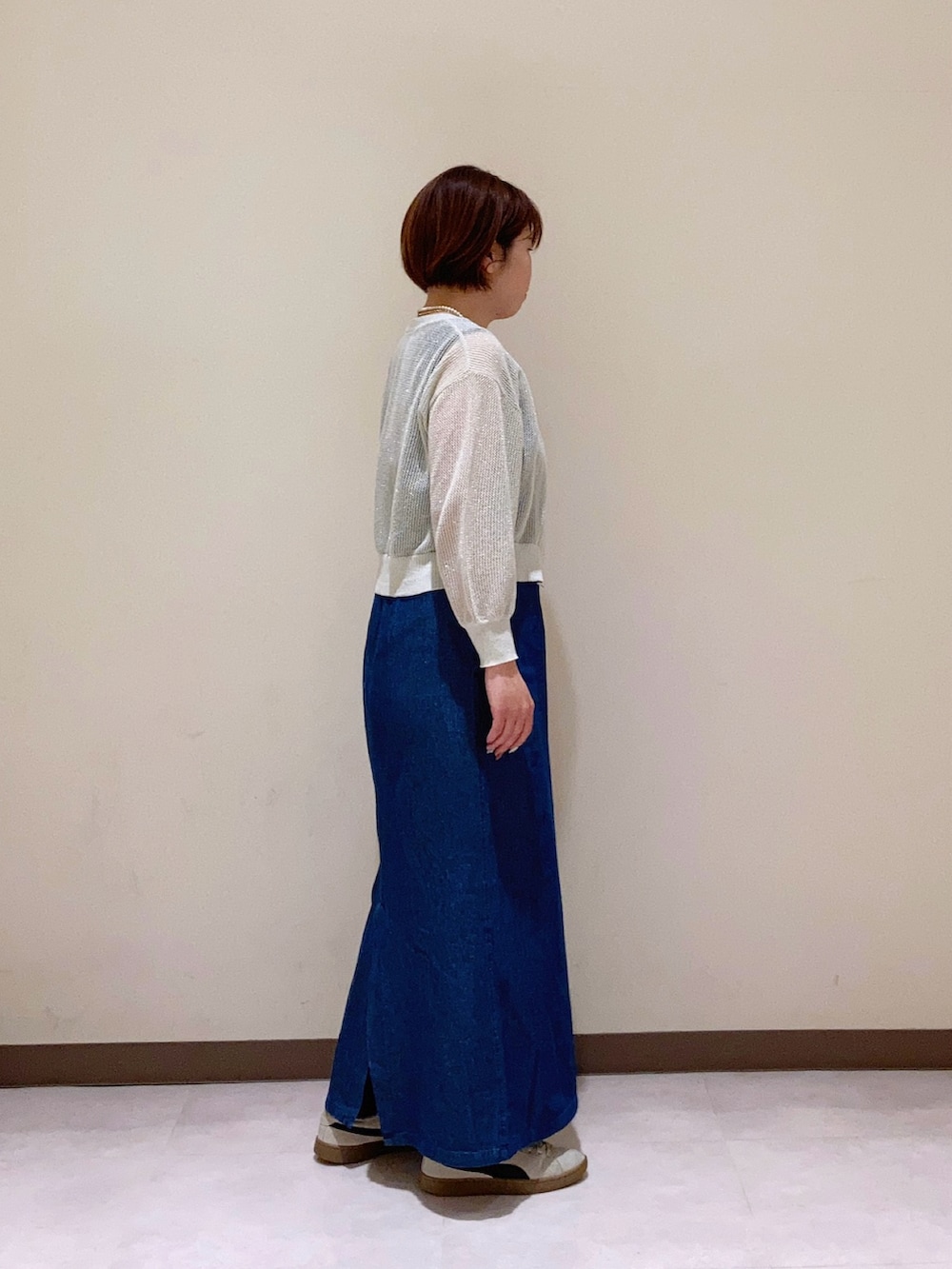 ホワイト系のカーディガン/ボレロ、ブルー系のワンピース/ドレスを着用したレディースの春コーディネートの2枚目の写真