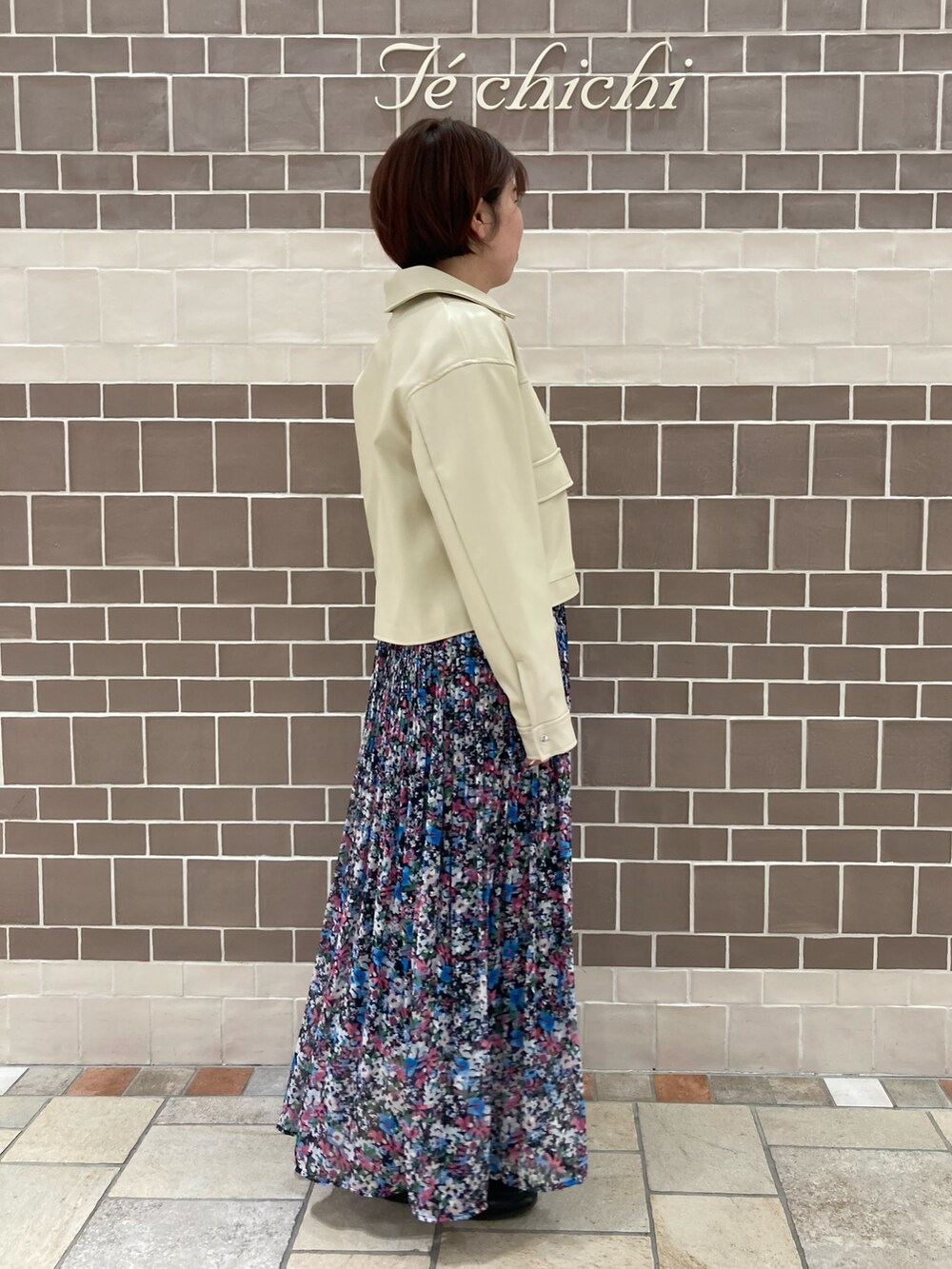 ホワイト系のTシャツ/カットソー、ベージュ系のジャケット/アウターを着用したレディースの冬コーディネートの3枚目の写真