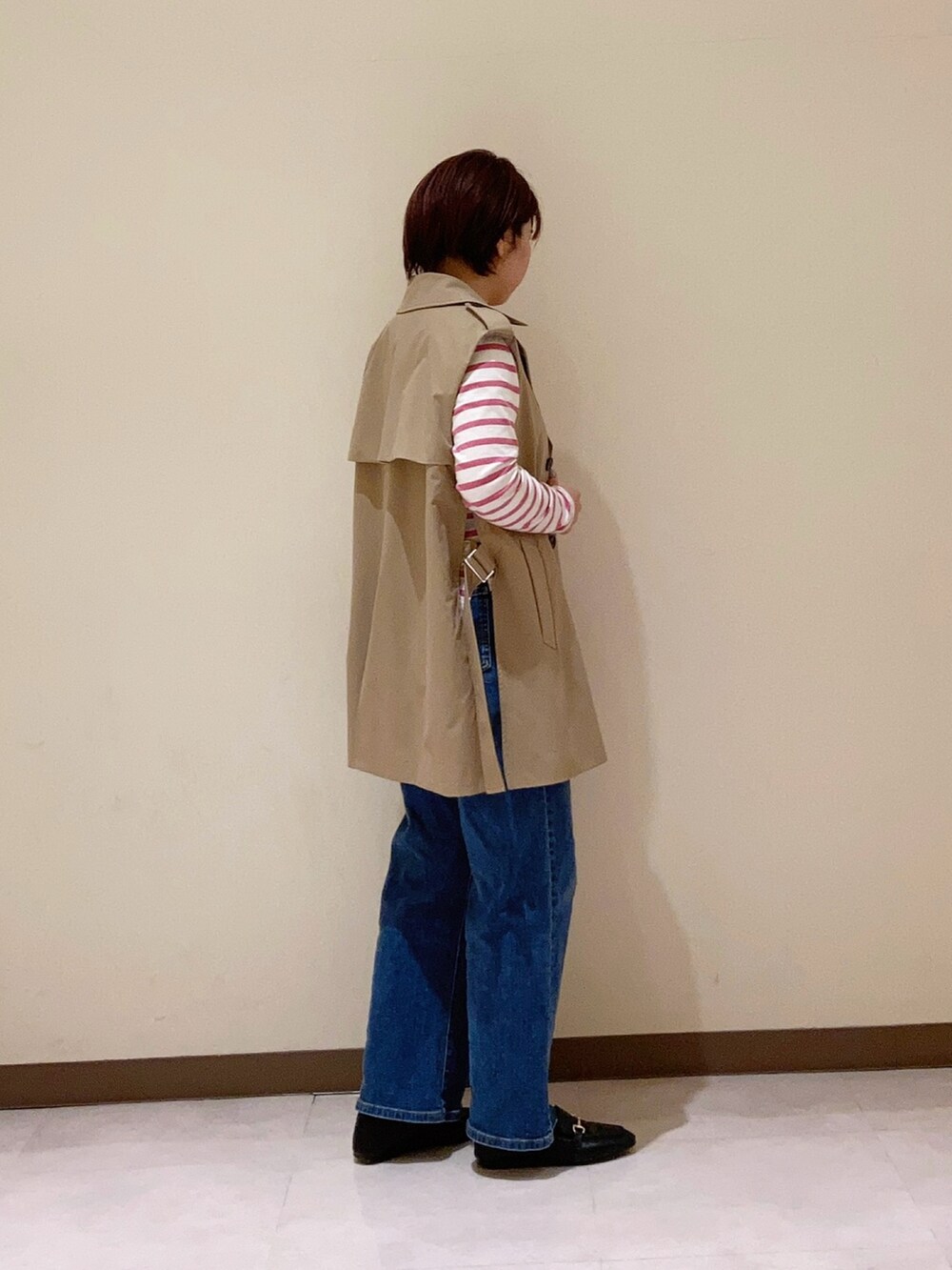 ピンク系のTシャツ/カットソー、ベージュ系のベストを着用したレディースの冬コーディネートの3枚目の写真