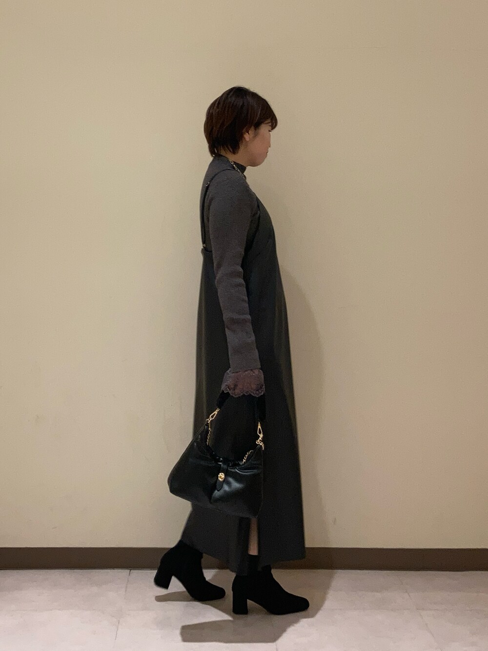 ブラック系のワンピース、グレー系のニット/セーターを着用したレディースの冬コーディネートの2枚目の写真