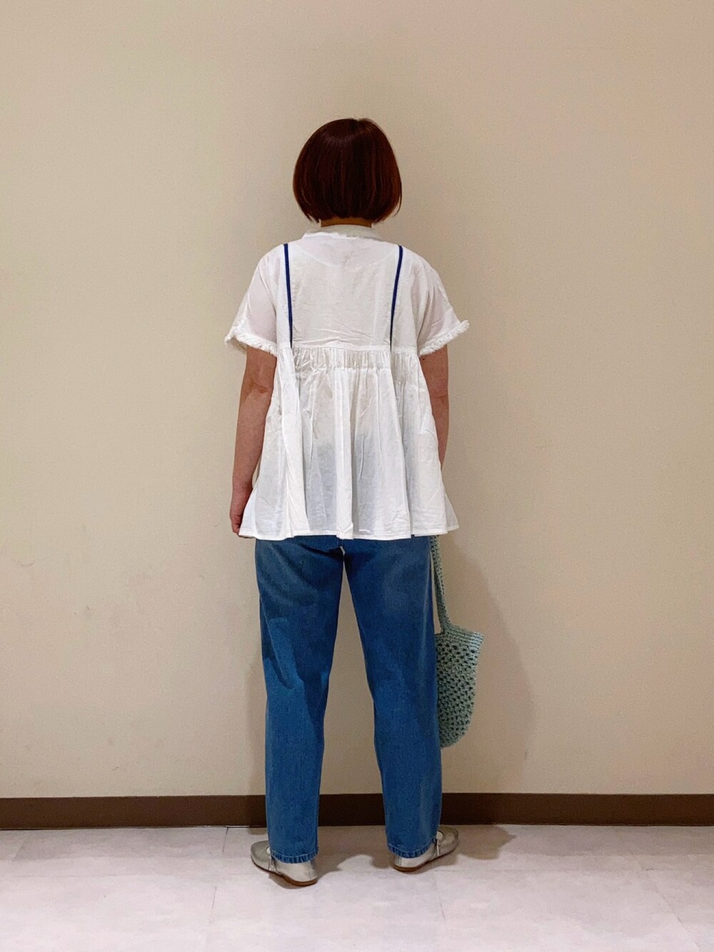 ブルー系のシャツ/ブラウスを着用したレディースの春コーディネートの3枚目の写真
