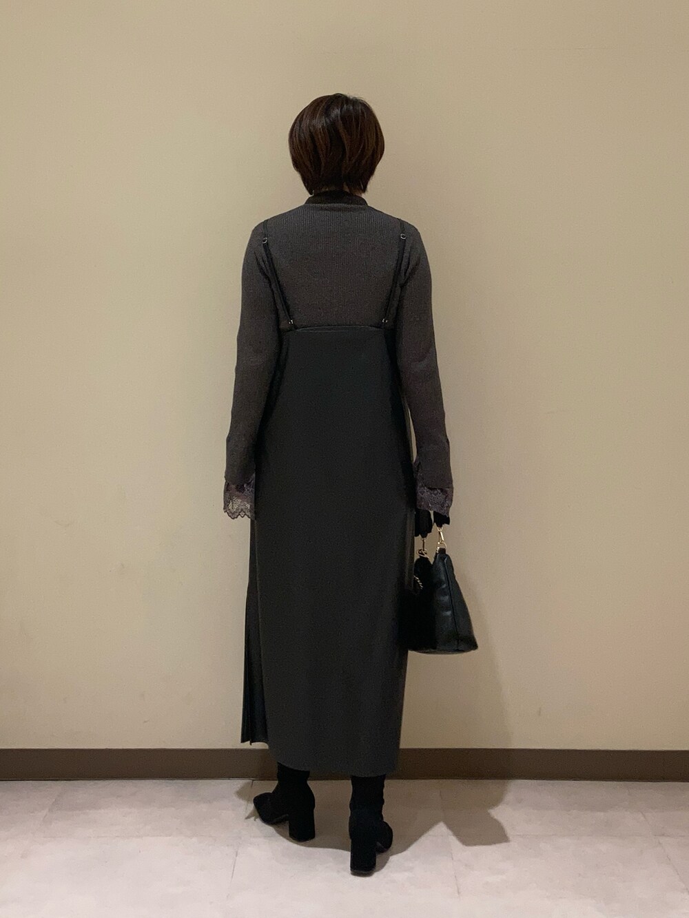 ブラック系のワンピース、グレー系のニット/セーターを着用したレディースの冬コーディネートの3枚目の写真