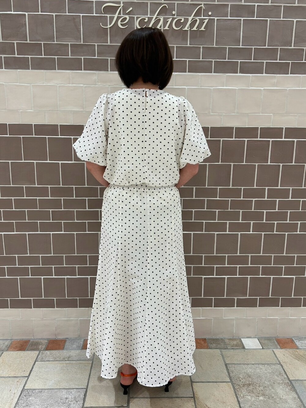 ホワイト系のシャツ/ブラウス、ホワイト系のスカート、イエロー系のハンドバッグを着用したレディースの春コーディネートの4枚目の写真
