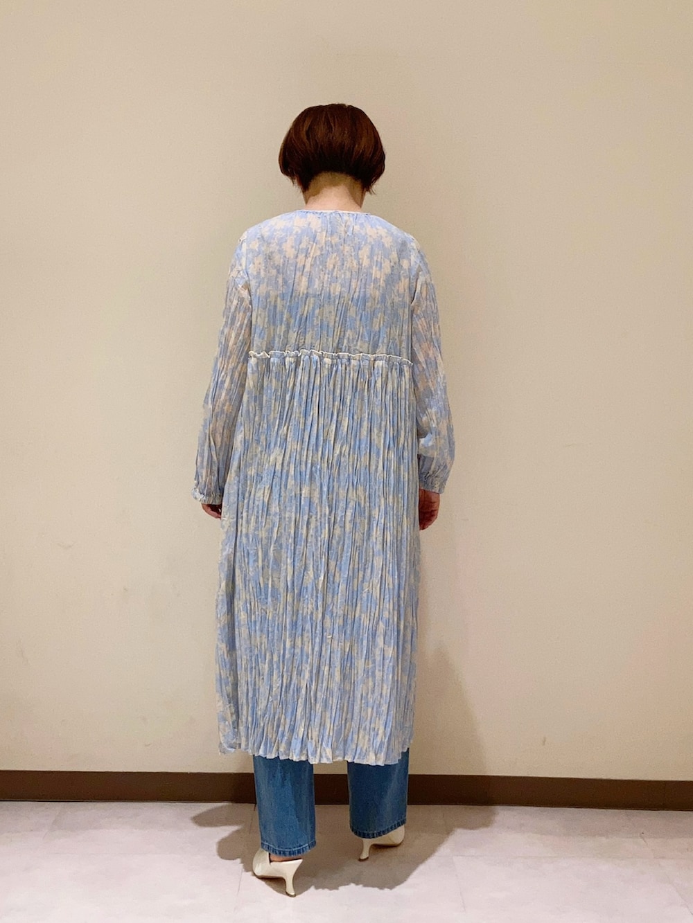 ブルー系のワンピース/ドレスを着用したレディースの春コーディネートの3枚目の写真