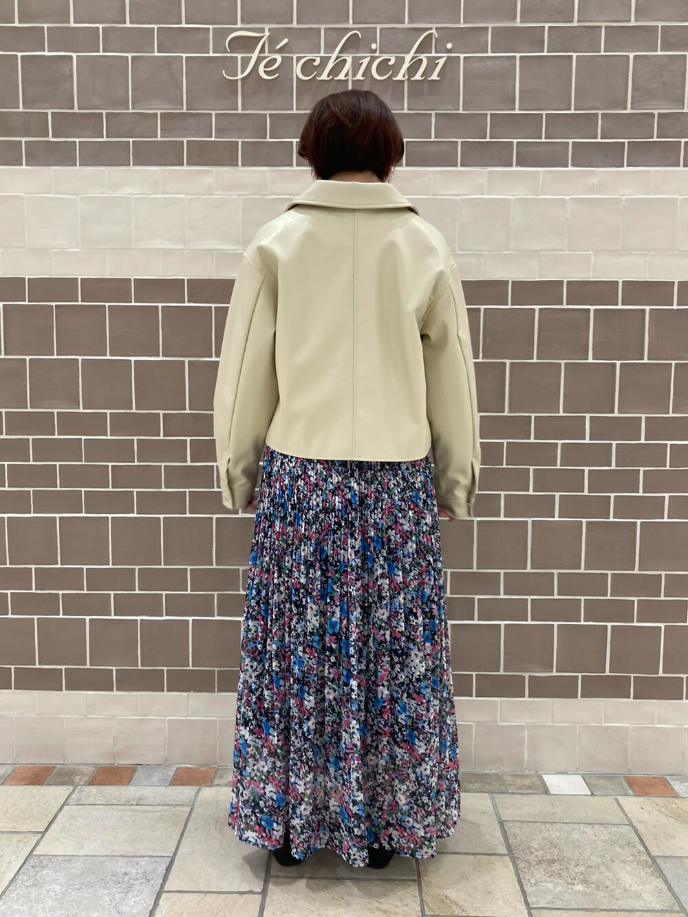 ホワイト系のTシャツ/カットソー、ベージュ系のジャケット/アウターを着用したレディースの冬コーディネートの4枚目の写真