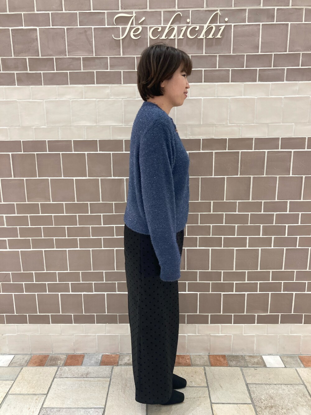 ブラック系のスカート、ブルー系のカーディガン/ボレロを着用したレディースの冬コーディネートの3枚目の写真