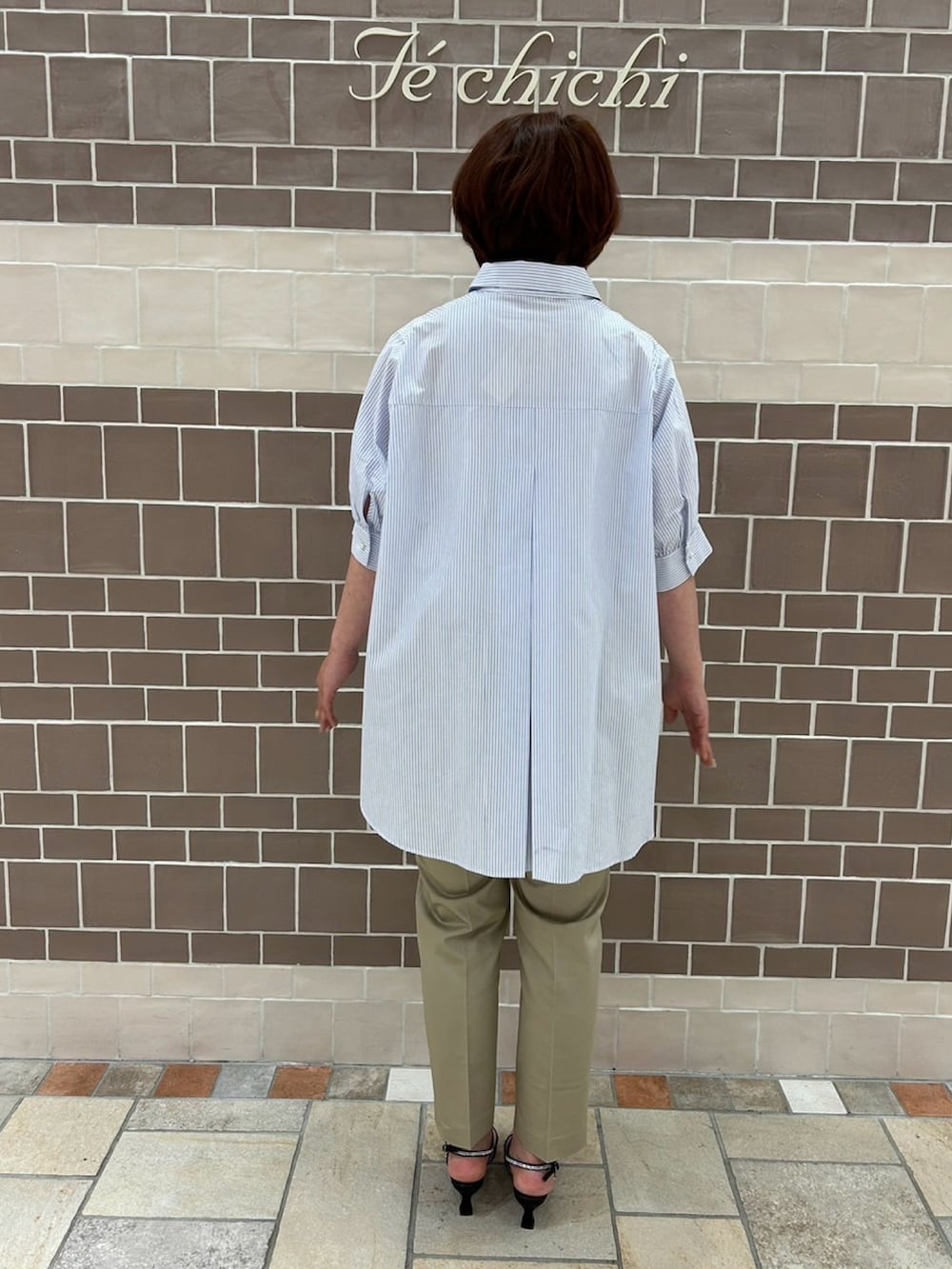 「テチチ(Te chichi)、綺麗めコーデ、オンオフ兼用、パール釦シャツ、テーパードパンツ、大人コーデ、ストライプ柄」｜「Te chichiのパール釦ボリュームスリーブシャツ（シャツ/ブラウス、ブルー系）」を使った、　あいか🧸さん（レディース・159cm）の春コーディネートの4枚目の写真