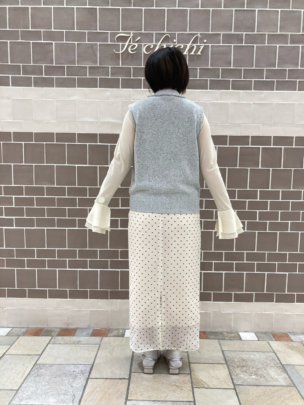 「テチチ(Te chichi)、ツイート調ベスト、ドット柄スカート、新作コーデ、大人かわいい、綺麗めコーデ」｜「Te chichiの【松井愛莉着用】袖フレアシアーカットチュールTOPS（Tシャツ/カットソー、ホワイト系）」を使った、　あいか🧸さん（レディース・159cm）の春コーディネートの4枚目の写真