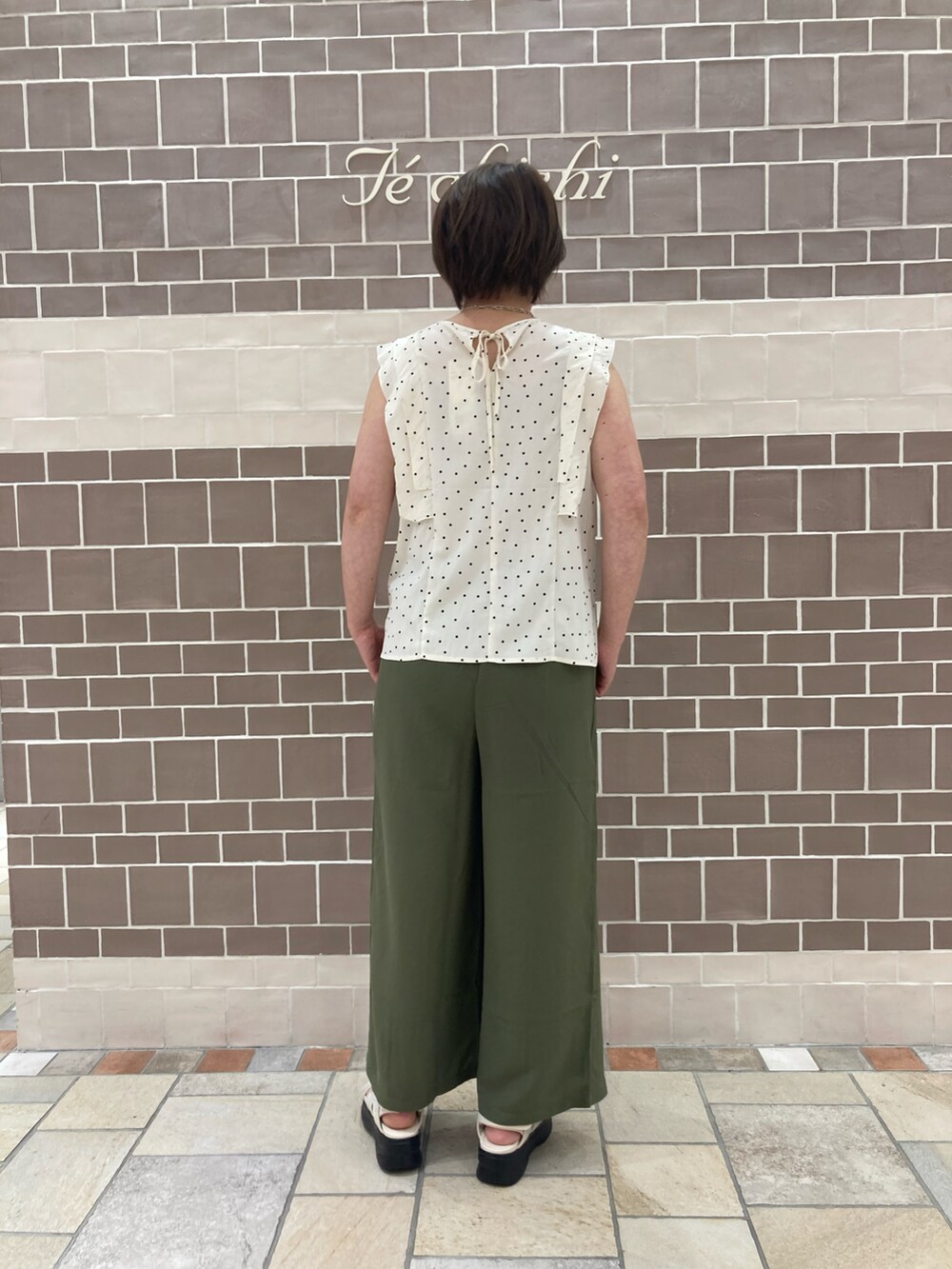 ホワイト系のシャツ/ブラウス、グリーン系のその他パンツを着用したレディースの夏コーディネートの4枚目の写真