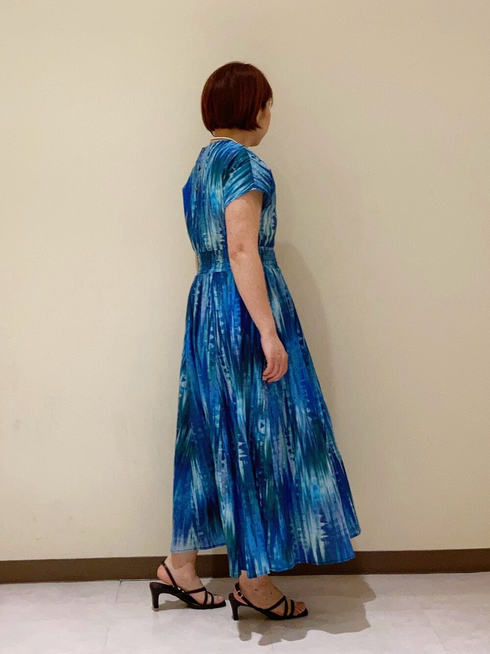 ブルー系のワンピース/ドレスを着用したレディースの春コーディネートの3枚目の写真