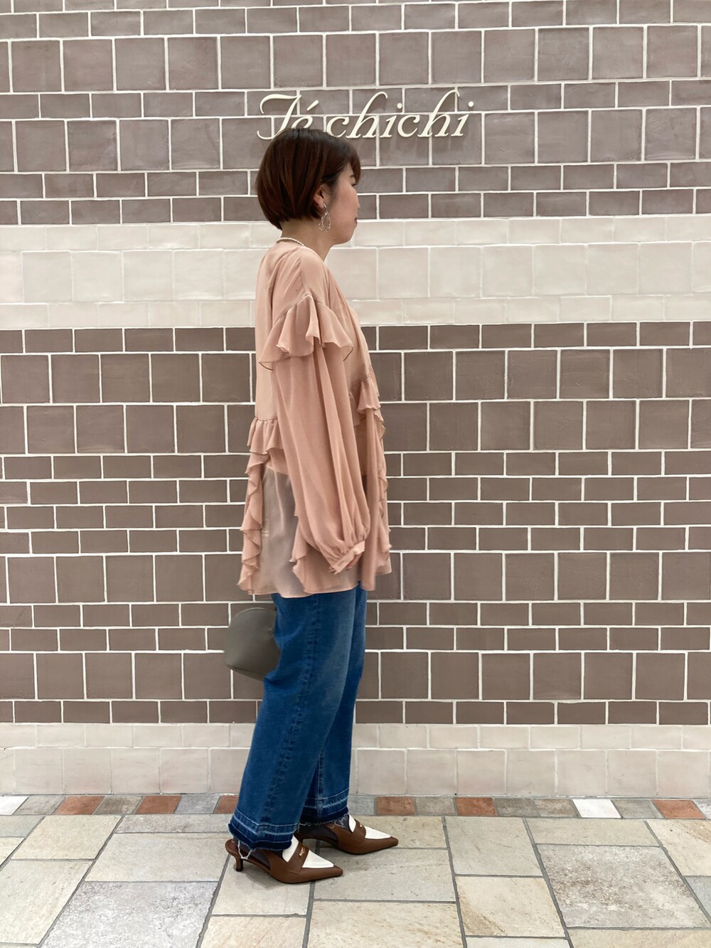 「テチチ(Te chichi)、新作、春コーデ、デニムコーデ、フリルブラウス、大人かわいい」｜「Te chichiのアイテム（シャツ/ブラウス、ピンク系）」を使った、　あいか🧸さん（レディース・159cm）の春コーディネートの4枚目の写真