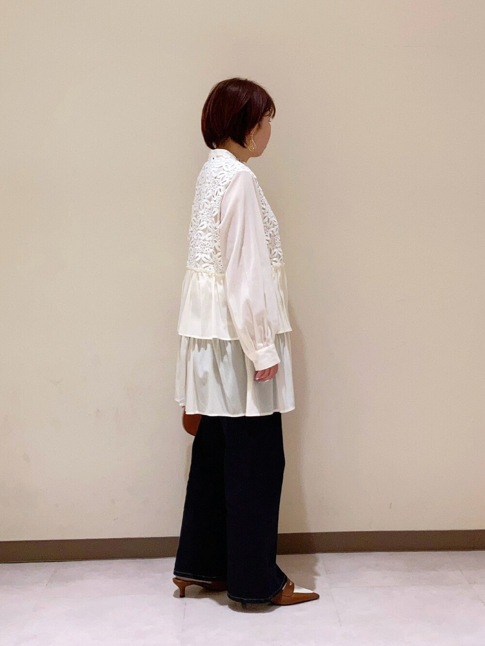 ホワイト系のシャツ/ブラウス、ブルー系のデニムパンツを着用したレディースの冬コーディネートの4枚目の写真