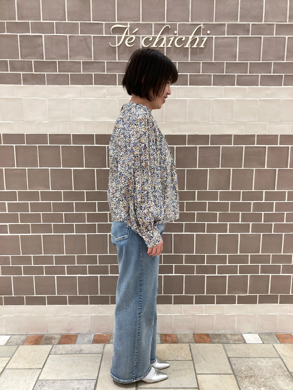 ブラック系のシャツ/ブラウス、ブルー系のデニムパンツ、シルバー系のパンプスを着用したレディースの春コーディネートの4枚目の写真